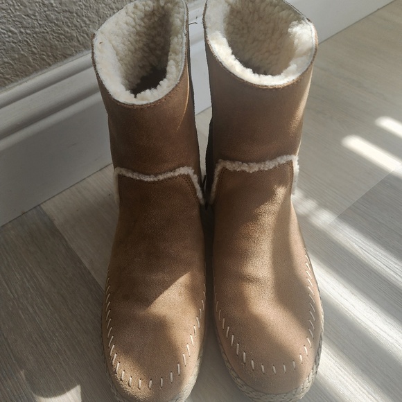Ugg Short Boots - Picture 1 of 5